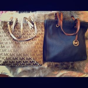 2 MICHAEL KORS TOTES